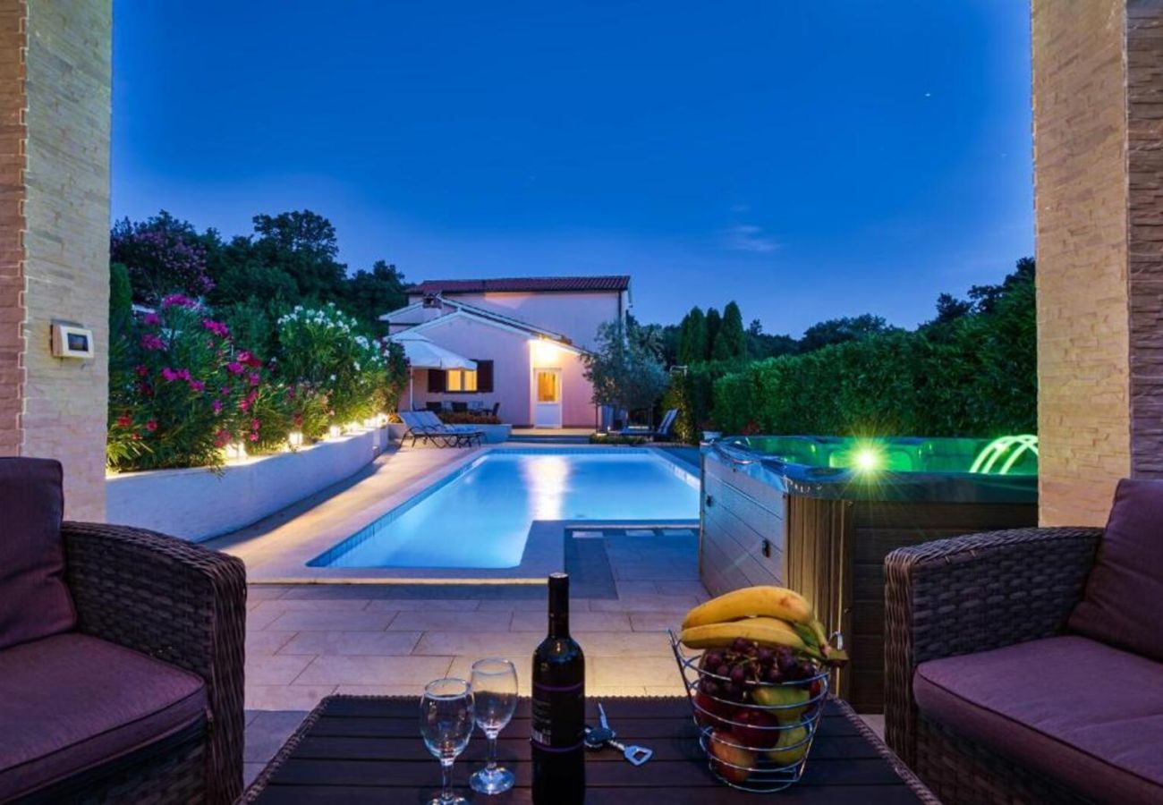 Villa a Ripenda Kras - Villa Ines for 8 people near Labin - Rabac with 48 m2 private pool & jacuzzi - only 4 km to beach
