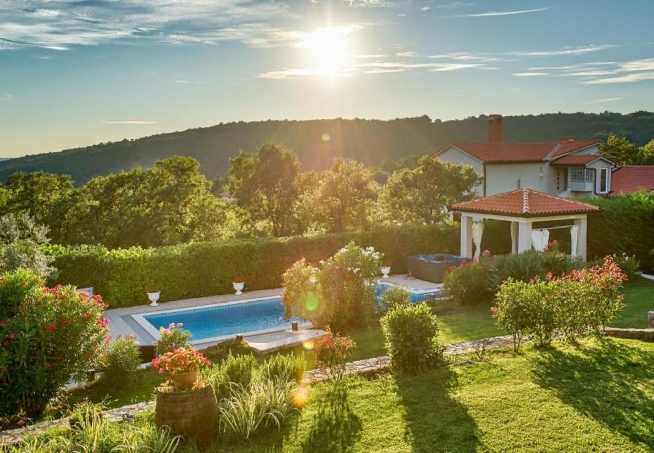 Villa a Ripenda Kras - Villa Ines for 8 people near Labin - Rabac with 48 m2 private pool & jacuzzi - only 4 km to beach