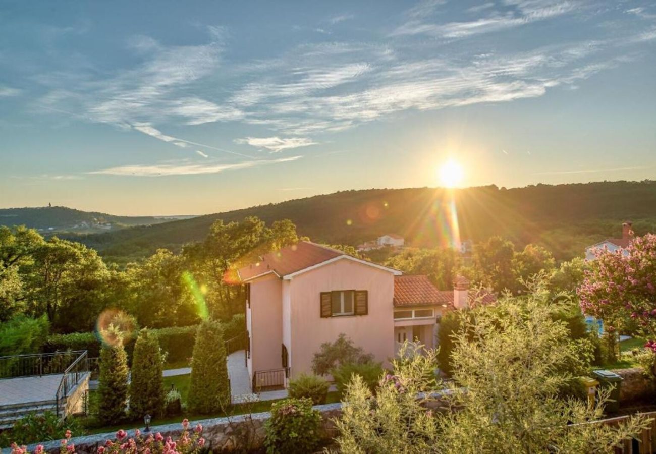 Villa a Ripenda Kras - Villa Ines for 8 people near Labin - Rabac with 48 m2 private pool & jacuzzi - only 4 km to beach
