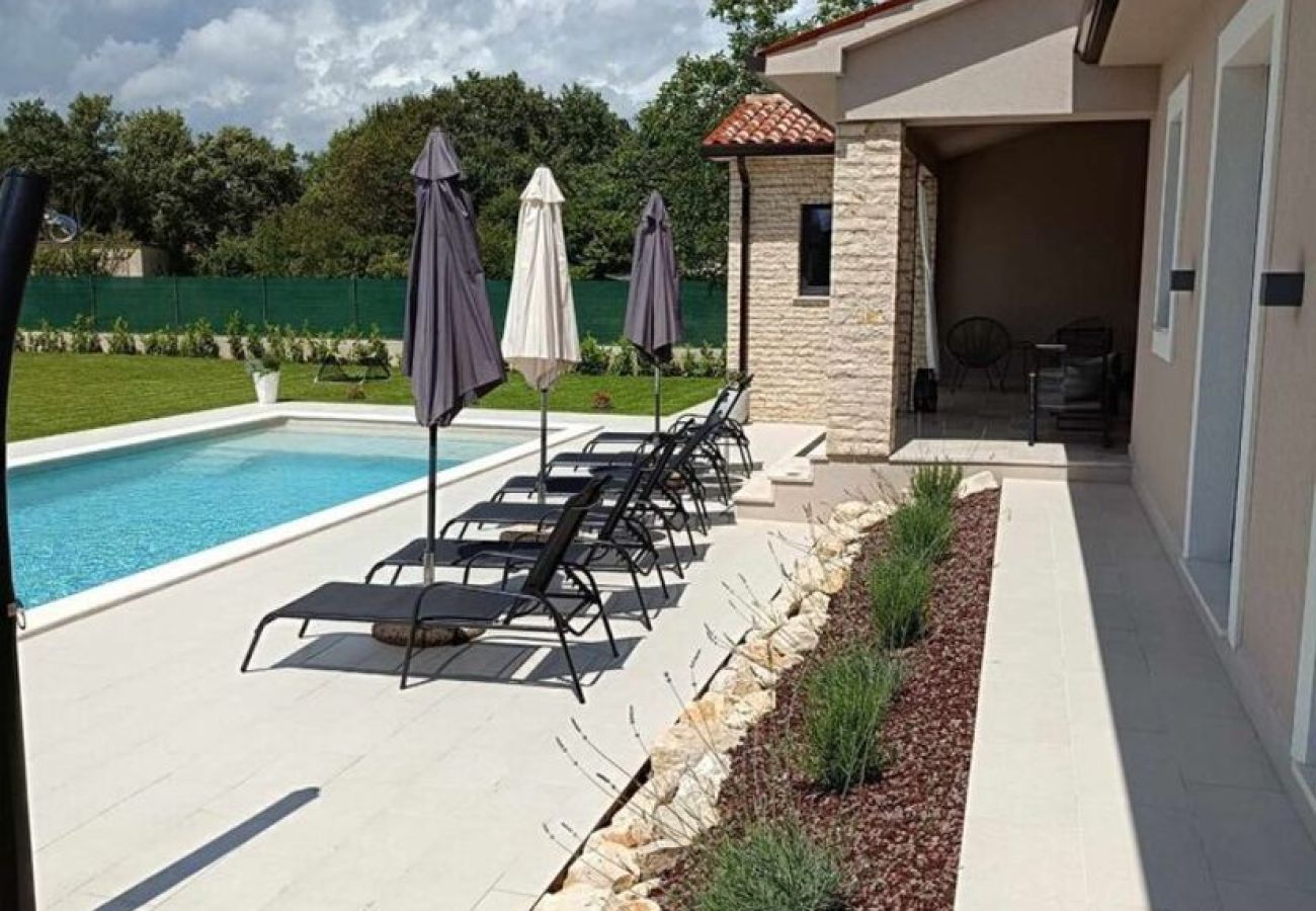 Villa a Kapelica - Villa Animo for 8 people near Labin - Rabac with private pool, children playground & beautiful garden