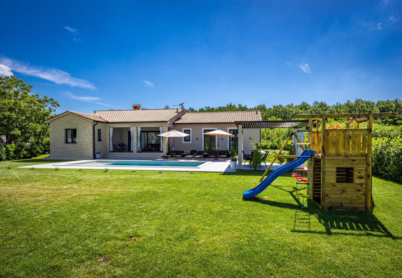 Villa a Kapelica - Villa Animo for 8 people near Labin - Rabac with private pool, children playground & beautiful garden