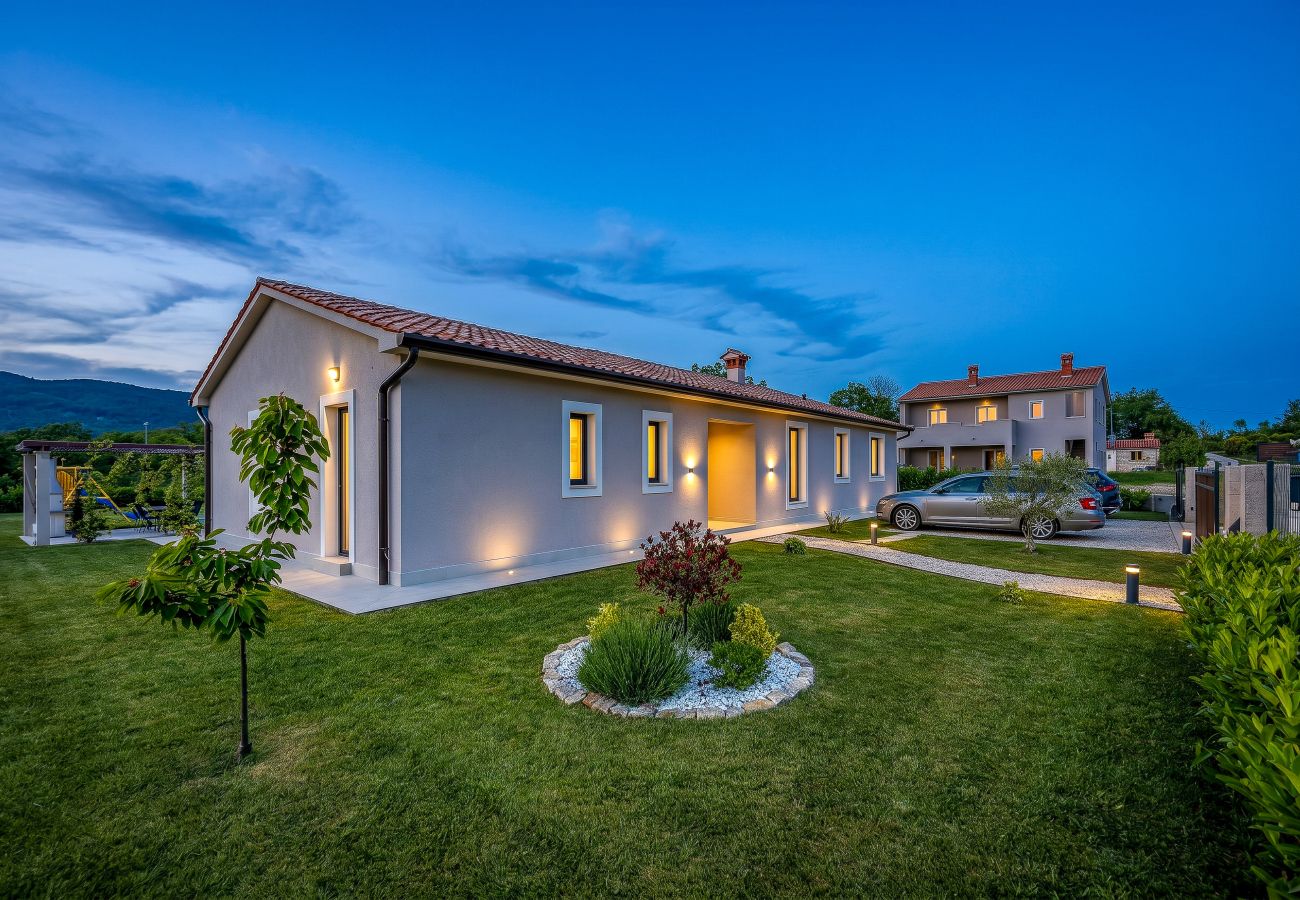 Villa a Kapelica - Villa Animo for 8 people near Labin - Rabac with private pool, children playground & beautiful garden
