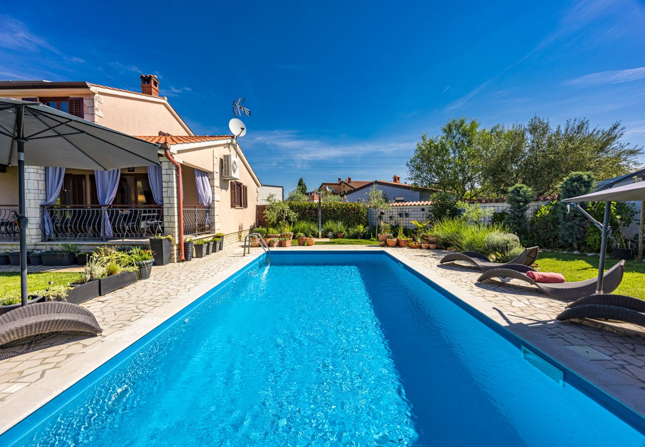 Villa a Porec - Villa Mia & Iva for 6+2 people near Poreč with private pool & kids playground - pet friendly