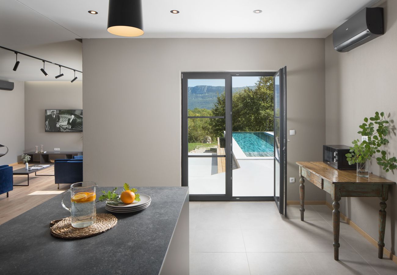 Villa a Kršan - Villa Mons Caldera for 10 people with 40 m2 infinity heated pool & kids playground