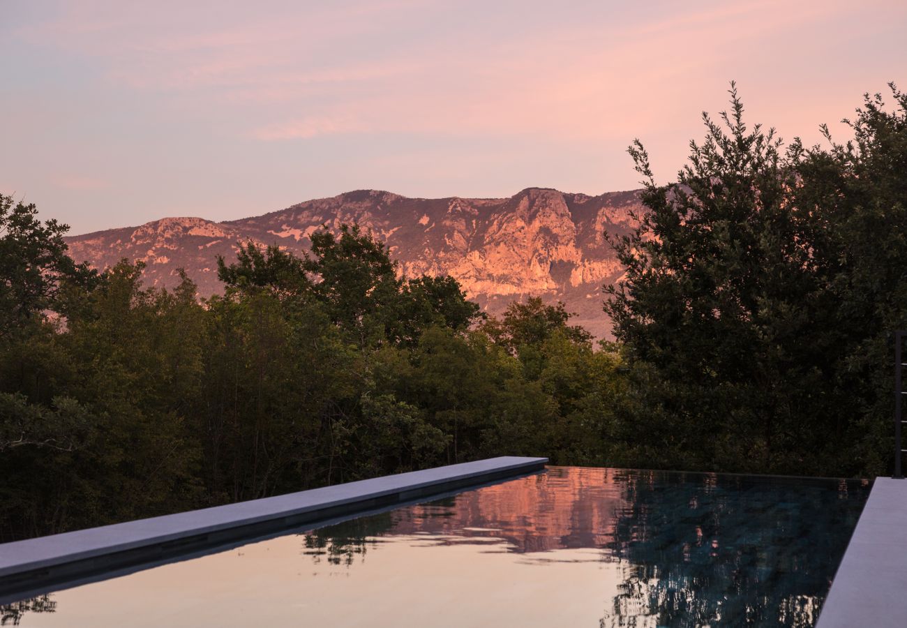 Villa a Kršan - Villa Mons Caldera for 10 people with 40 m2 infinity heated pool & kids playground