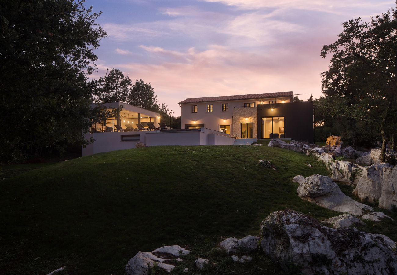 Villa a Kršan - Villa Mons Caldera for 10 people with 40 m2 infinity heated pool & kids playground