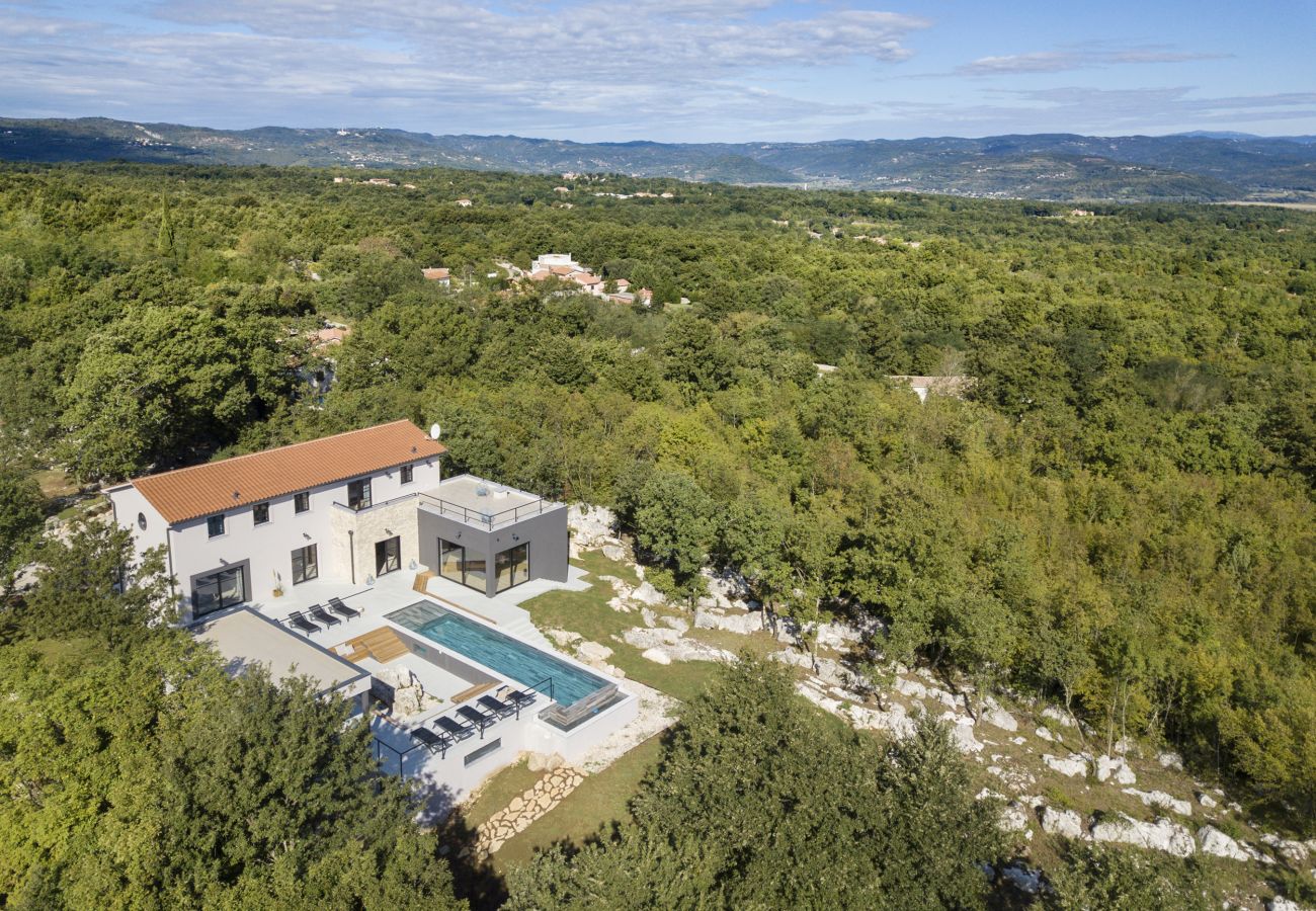 Villa a Kršan - Villa Mons Caldera for 10 people with 40 m2 infinity heated pool & kids playground