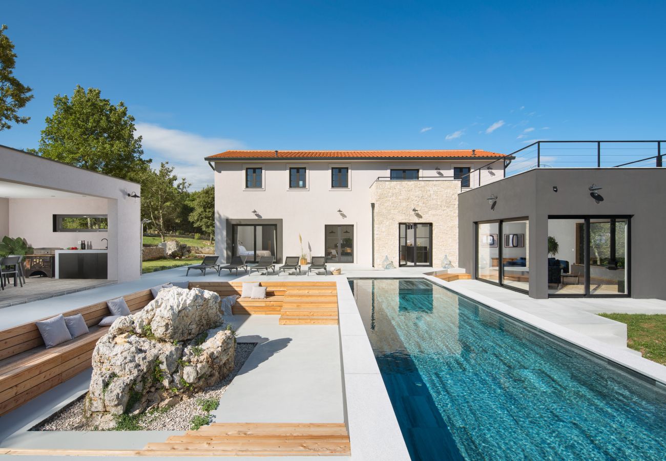 Villa a Kršan - Villa Mons Caldera for 10 people with 40 m2 infinity heated pool & kids playground