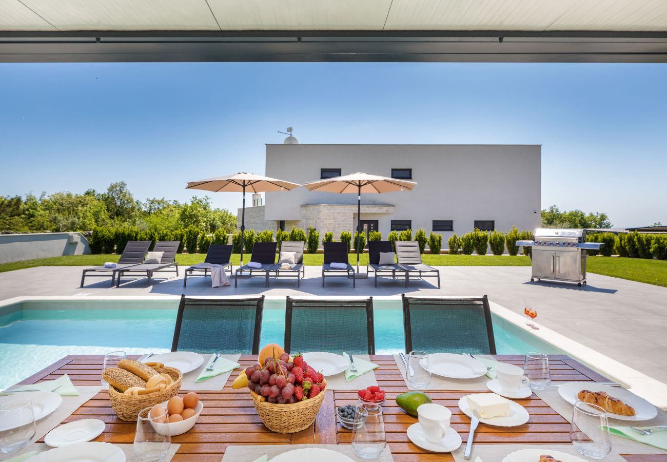 Villa a Juršici - Villa Ana Škicini for 10 people with heated pool, kids activities and sea view near Novigrad
