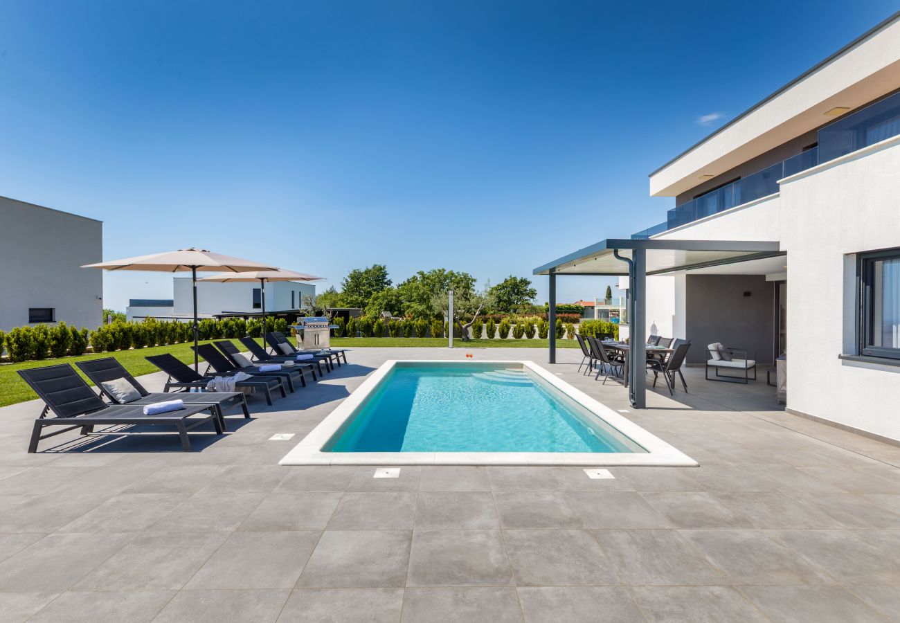 Villa a Juršici - Villa Ana Škicini for 10 people with heated pool, kids activities and sea view near Novigrad