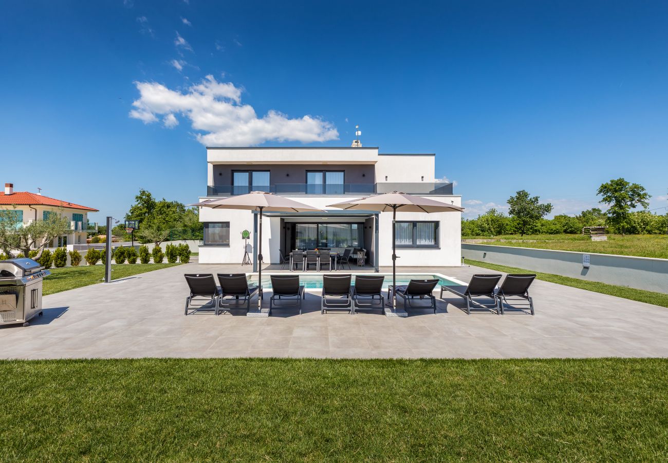Villa a Juršici - Villa Ana Škicini for 10 people with heated pool, kids activities and sea view near Novigrad