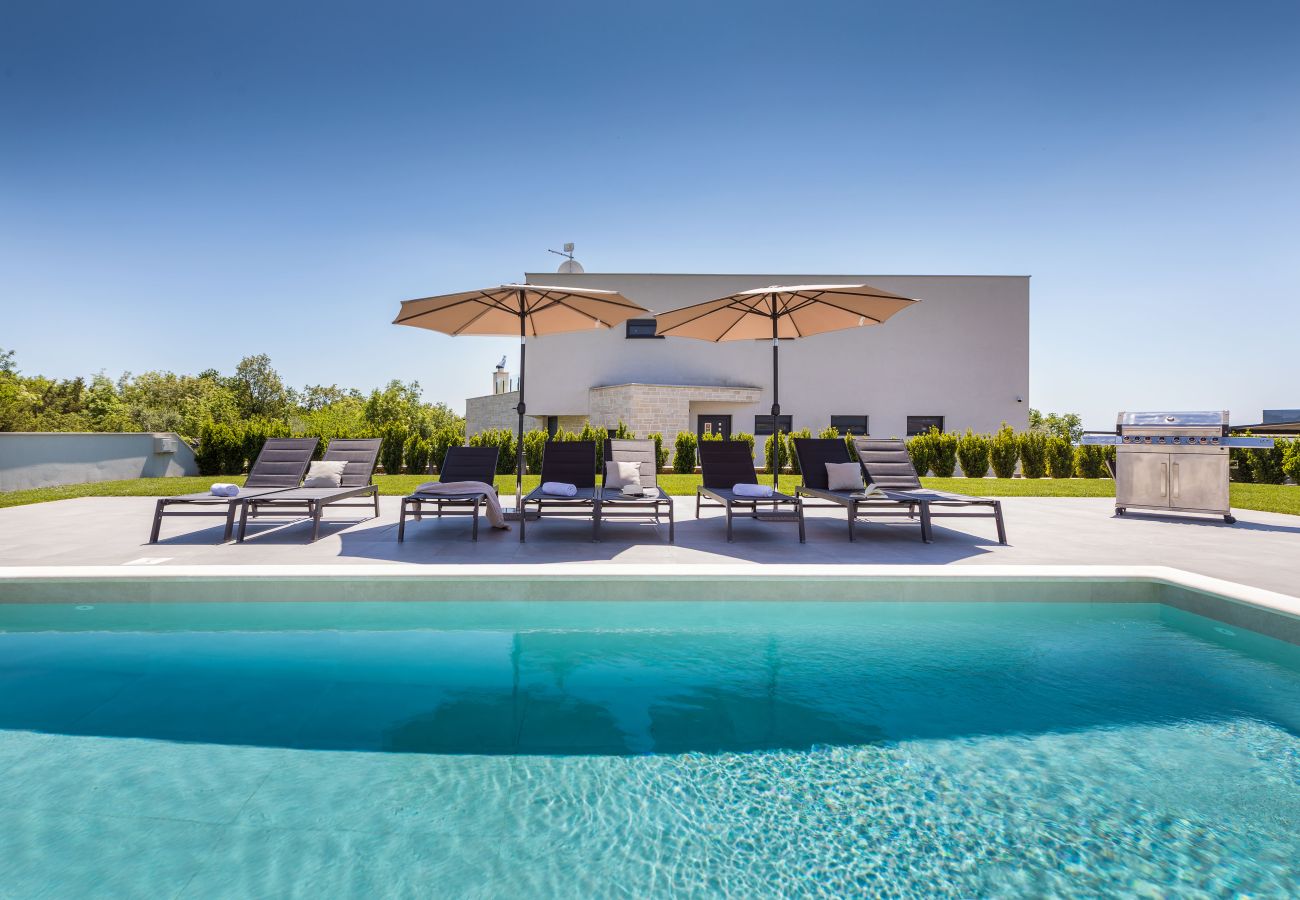 Villa a Juršici - Villa Ana Škicini for 10 people with heated pool, kids activities and sea view near Novigrad