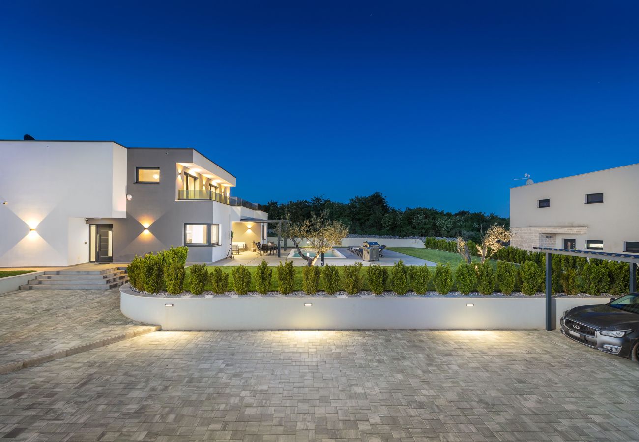 Villa a Juršici - Villa Ana Škicini for 10 people with heated pool, kids activities and sea view near Novigrad