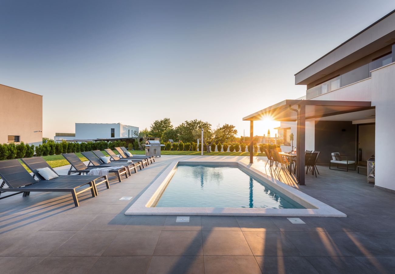 Villa a Juršici - Villa Ana Škicini for 10 people with heated pool, kids activities and sea view near Novigrad