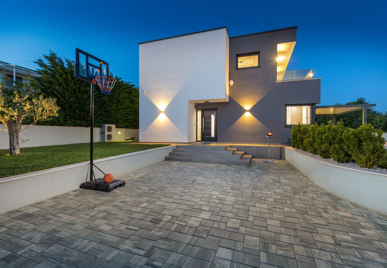 Villa a Juršici - Villa Ana Škicini for 10 people with heated pool, kids activities and sea view near Novigrad