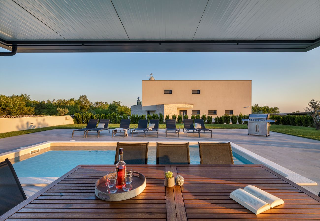 Villa a Juršici - Villa Ana Škicini for 10 people with heated pool, kids activities and sea view near Novigrad