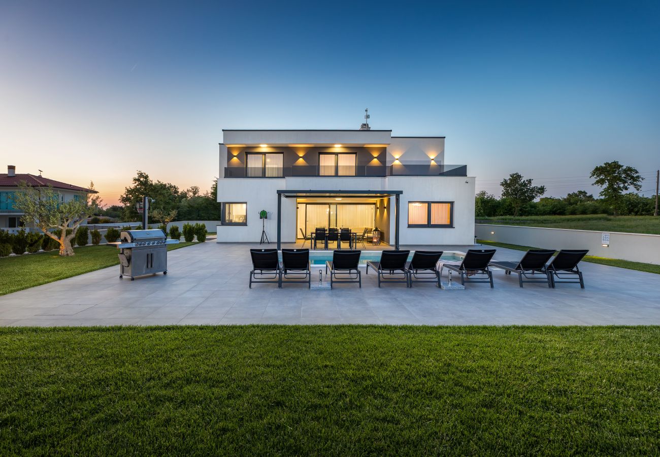 Villa a Juršici - Villa Ana Škicini for 10 people with heated pool, kids activities and sea view near Novigrad
