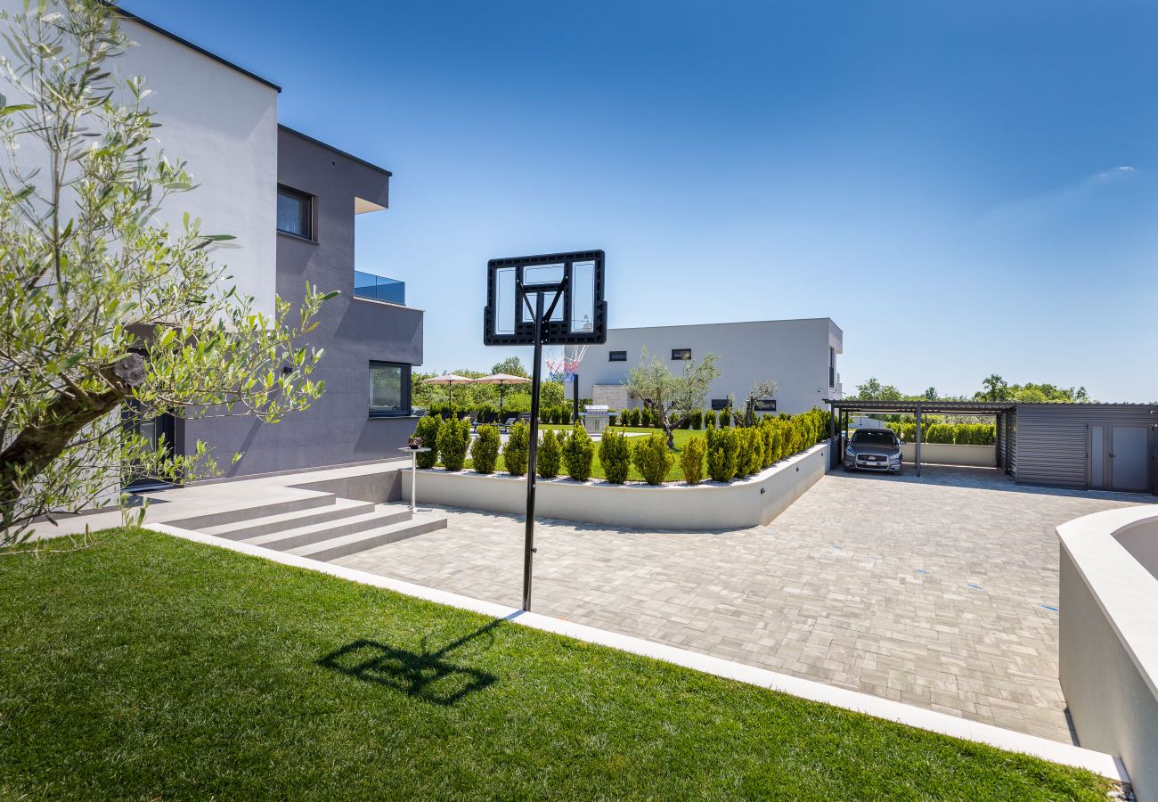 Villa a Juršici - Villa Ana Škicini for 10 people with heated pool, kids activities and sea view near Novigrad