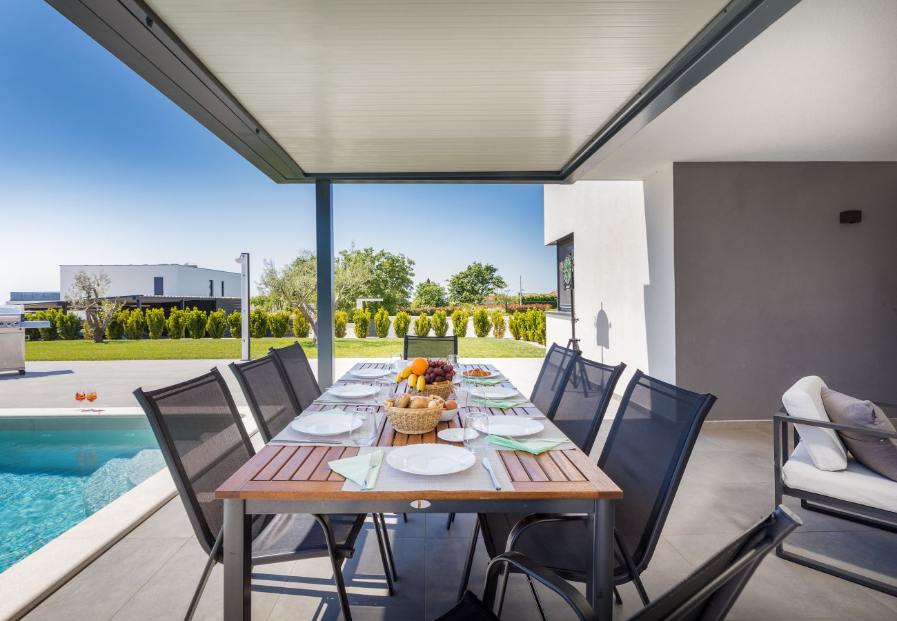 Villa a Juršici - Villa Ana Škicini for 10 people with heated pool, kids activities and sea view near Novigrad