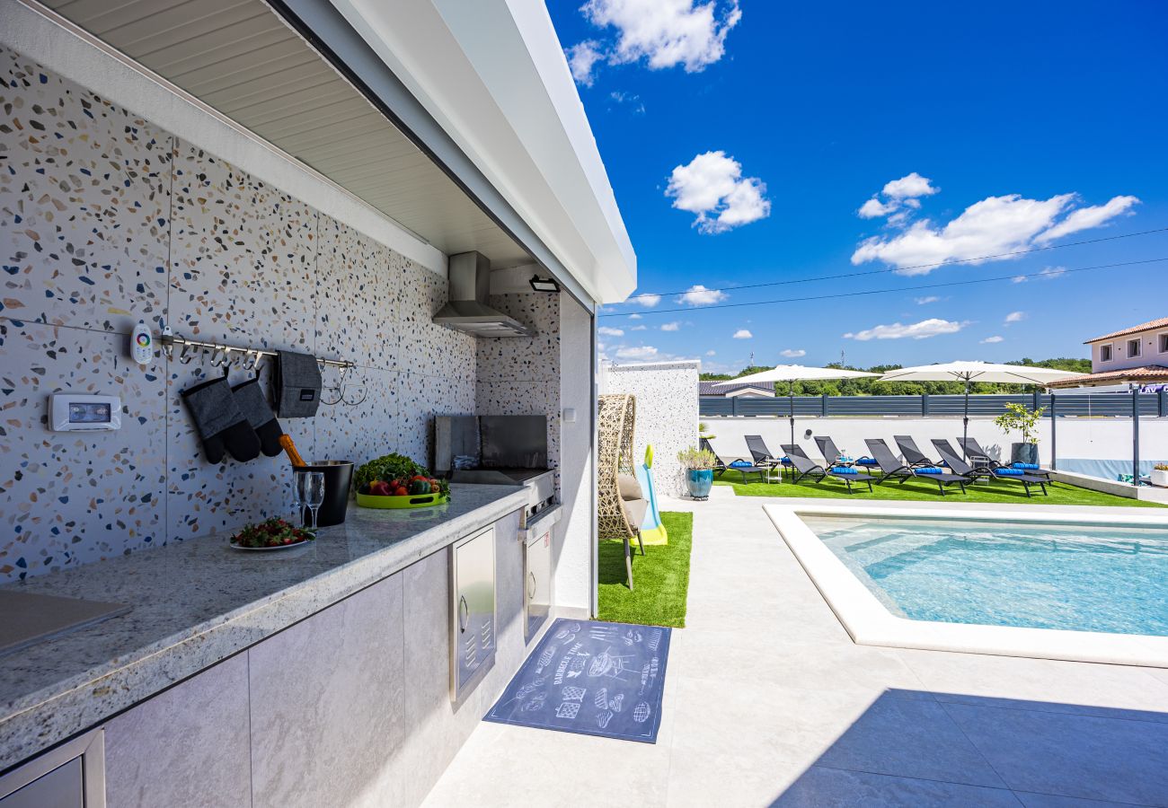 Villa a Radeki Polje - Villa Spa Otium for 8 people with outdoor cinema & spa area