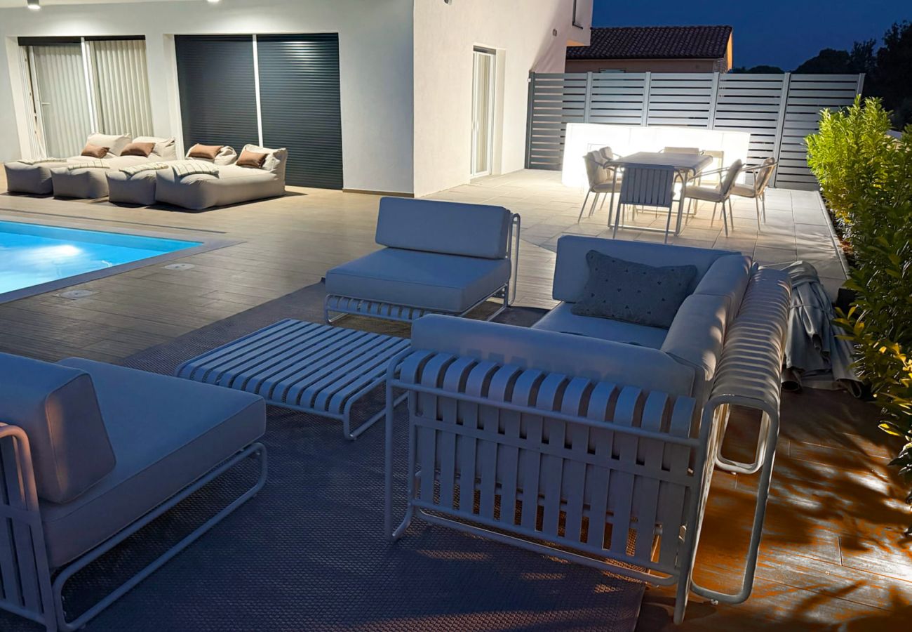 Villa a Bibici - Villa Nobel for 6 adults with private 40 m2 heated pool, outside bar & movie theatre - only for adults