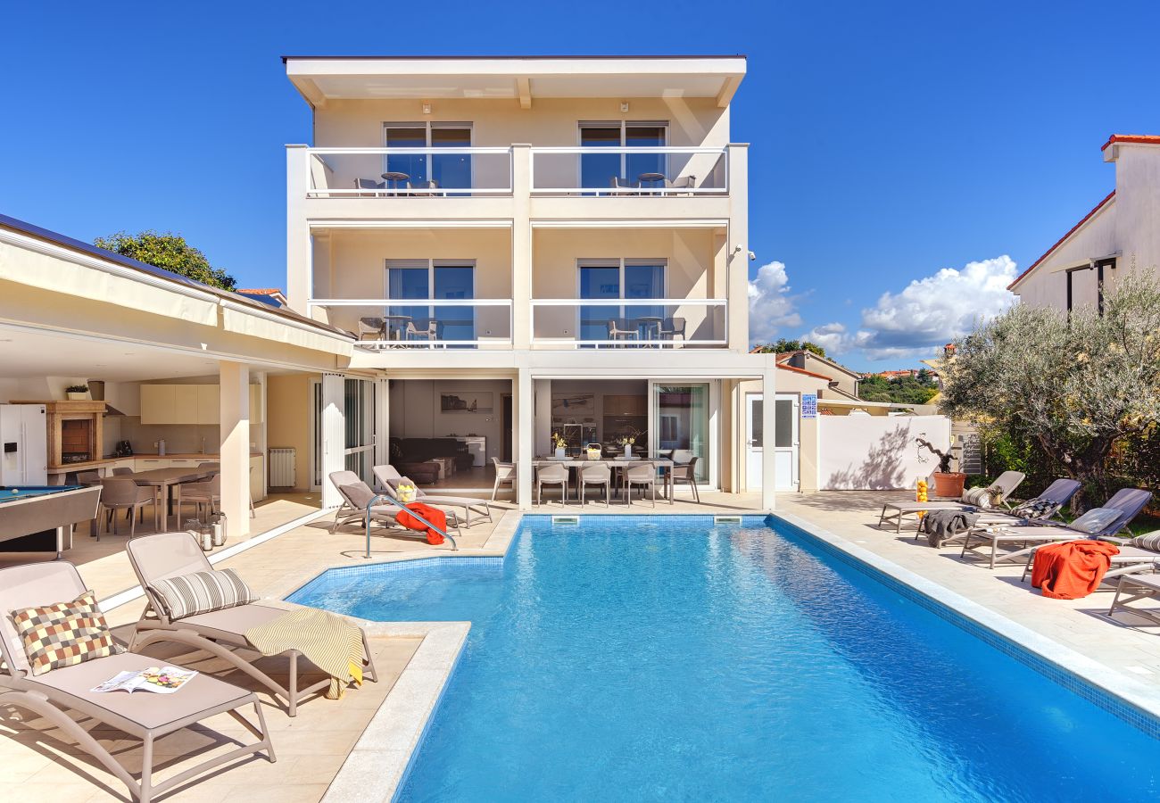 Villa a Pula - Villa Klen for 15 people near Pula with jacuzzi and children playgorund