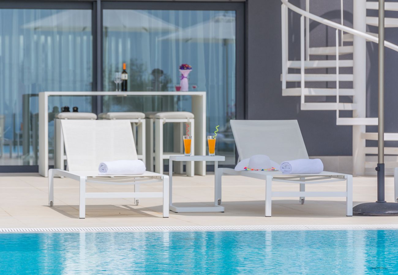 Villa a Valentici - Villa Gabrijela for 10 people near Novigrad with 66 m2 heated pool and sea view