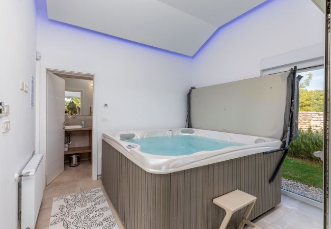 Villa a Peroj - Villa Shimunelka for 6 people near Fažana only 250 meters from the beach with jacuzzi Villa a Peroj - Villa Shimunelka for 6 people near Fažana only 250 meters from the beach with jacuzzi