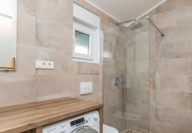 Villa a Peroj - Villa Shimunelka for 6 people near Fažana only 250 meters from the beach with jacuzzi Villa a Peroj - Villa Shimunelka for 6 people near Fažana only 250 meters from the beach with jacuzzi