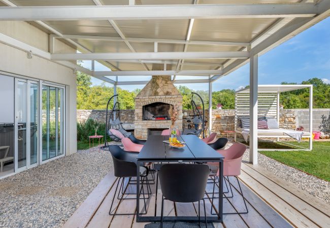 Villa a Peroj - Villa Shimunelka for 6 people near Fažana only 250 meters from the beach with jacuzzi Villa a Peroj - Villa Shimunelka for 6 people near Fažana only 250 meters from the beach with jacuzzi