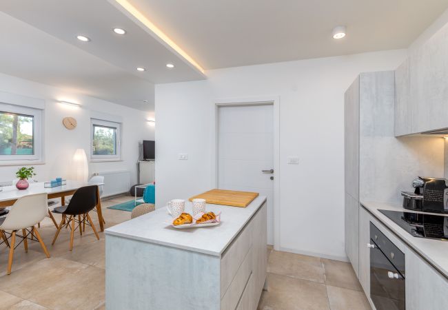 Villa a Peroj - Villa Shimunelka for 6 people near Fažana only 250 meters from the beach with jacuzzi Villa a Peroj - Villa Shimunelka for 6 people near Fažana only 250 meters from the beach with jacuzzi