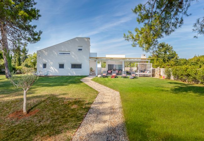 Villa a Peroj - Villa Shimunelka for 6 people near Fažana only 250 meters from the beach with jacuzzi Villa a Peroj - Villa Shimunelka for 6 people near Fažana only 250 meters from the beach with jacuzzi