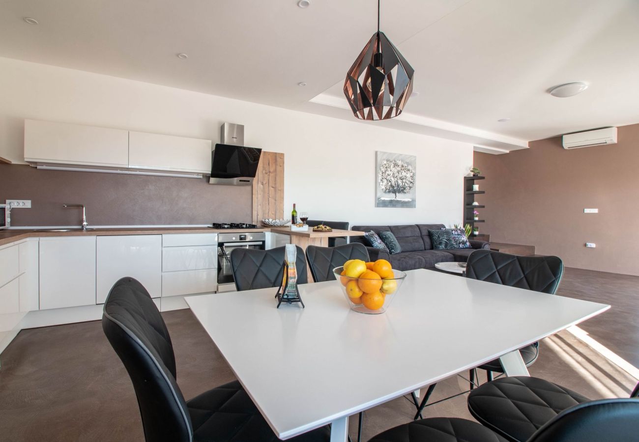 Villa a Šarici - Villa Gloria for 6 people with private pool and children playground