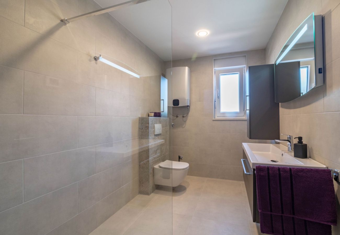 Villa a Šarici - Villa Gloria for 6 people with private pool and children playground