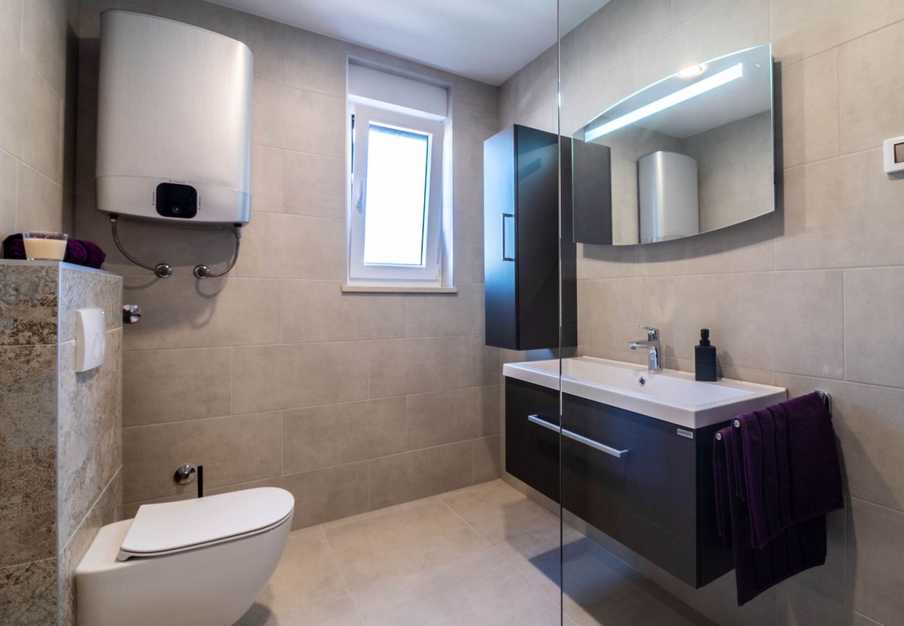 Villa a Šarici - Villa Gloria for 6 people with private pool and children playground