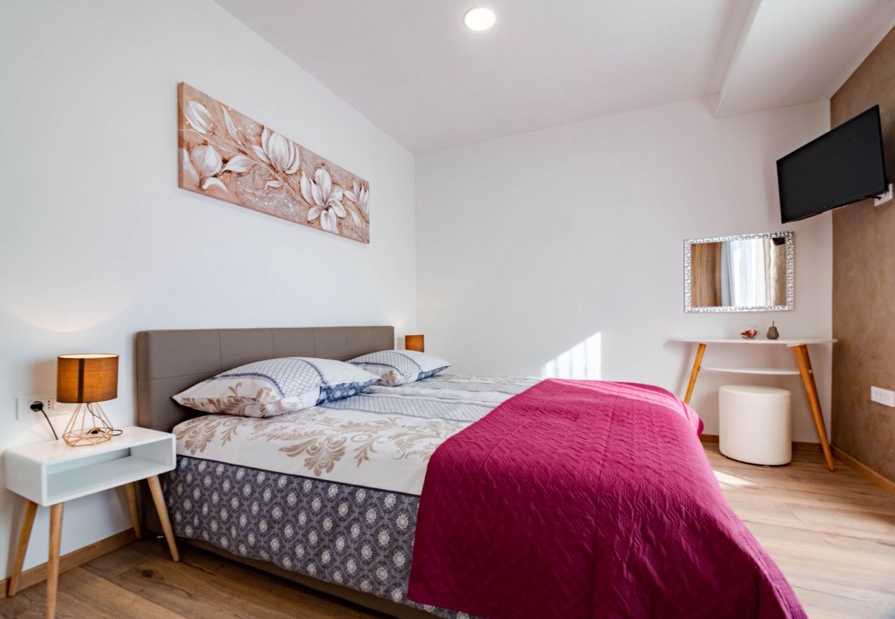 Villa a Šarici - Villa Gloria for 6 people with private pool and children playground