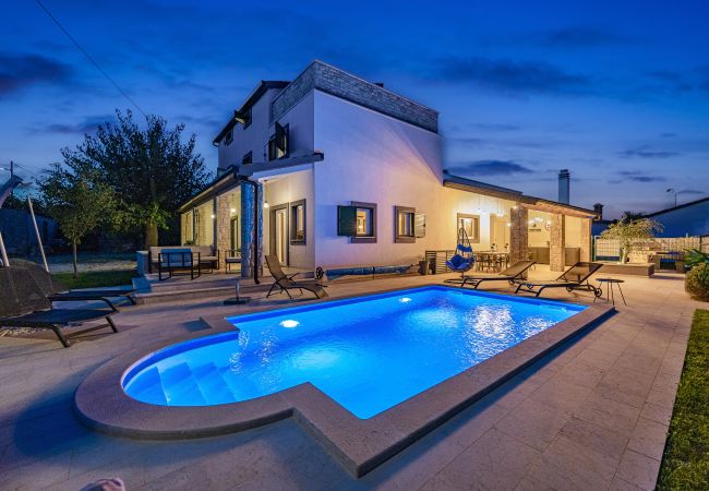 Villa a Rebici - Villa Renata for 11 people with private heated pool & pet friendly
