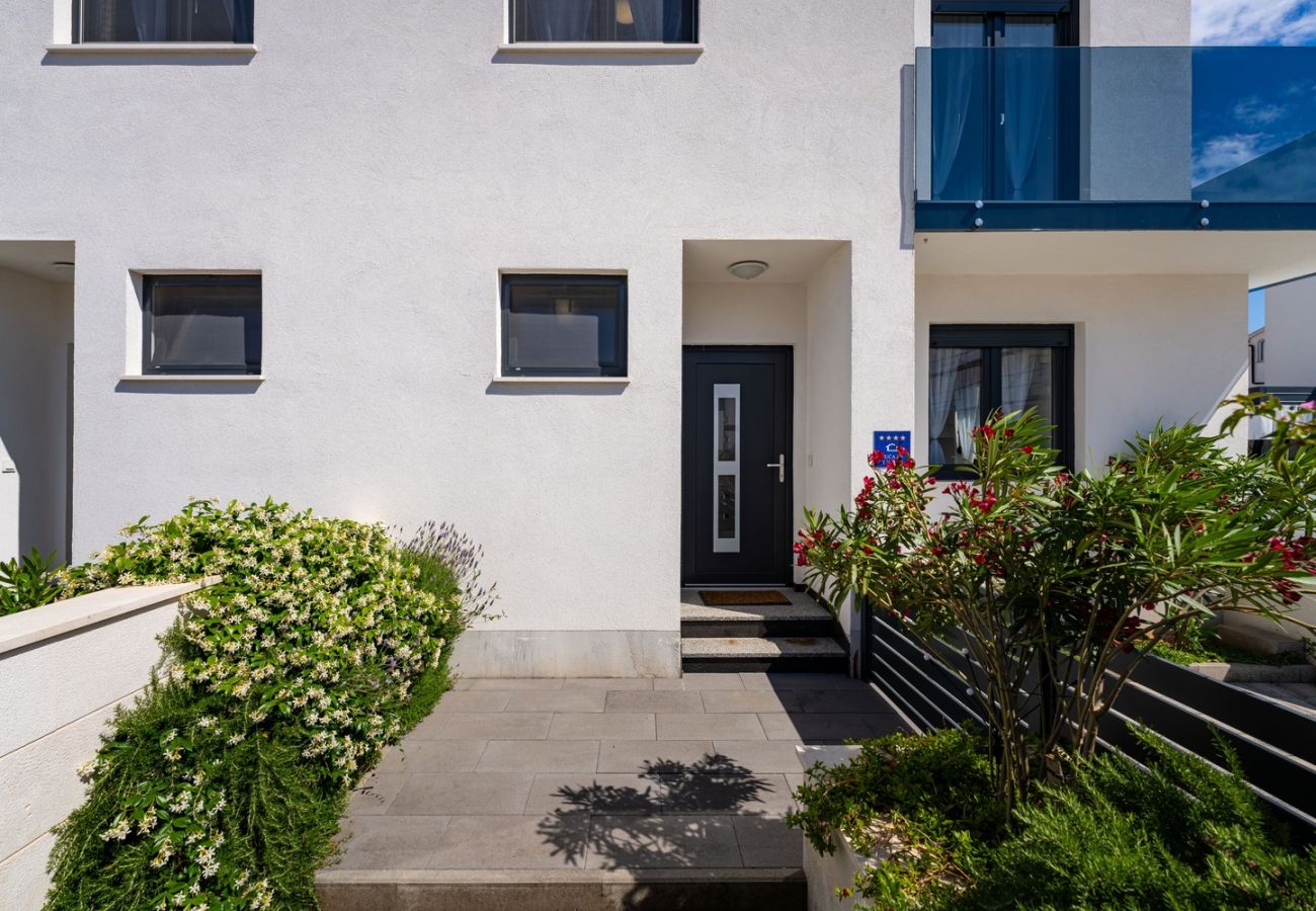 Villa a Vodice - Villa Essenza Vita in Vodice with private pool  & pet friendly