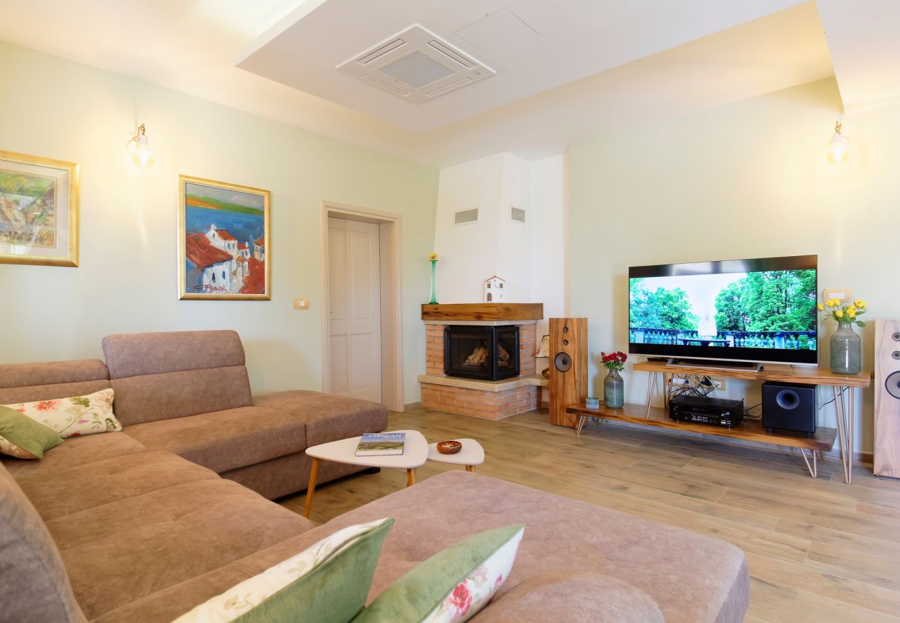 Villa a Srebrnići - Villa Stella Polaris for 8 persons in Central Istria with private pool, sea view, large garden & kids playground