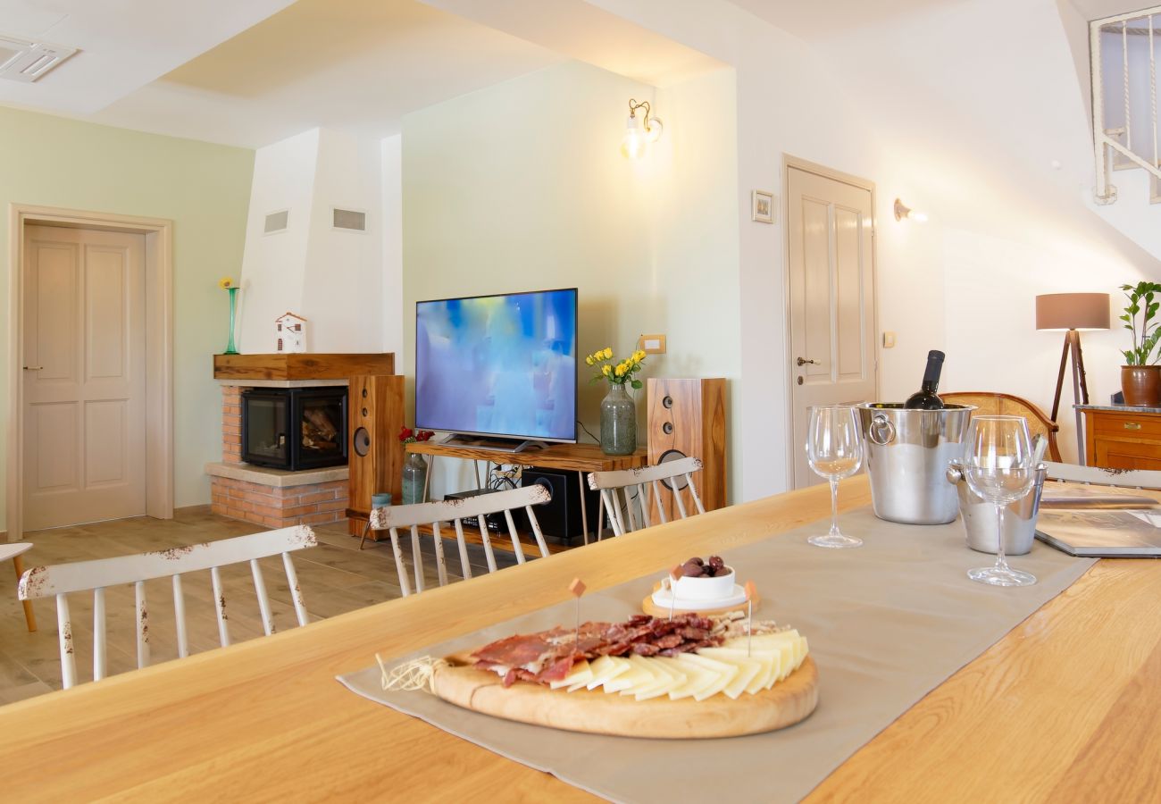 Villa a Srebrnići - Villa Stella Polaris for 8 persons in Central Istria with private pool, sea view, large garden & kids playground