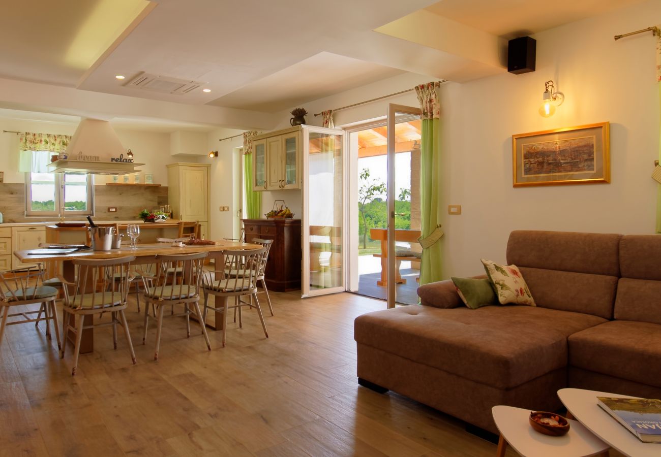 Villa a Srebrnići - Villa Stella Polaris for 8 persons in Central Istria with private pool, sea view, large garden & kids playground