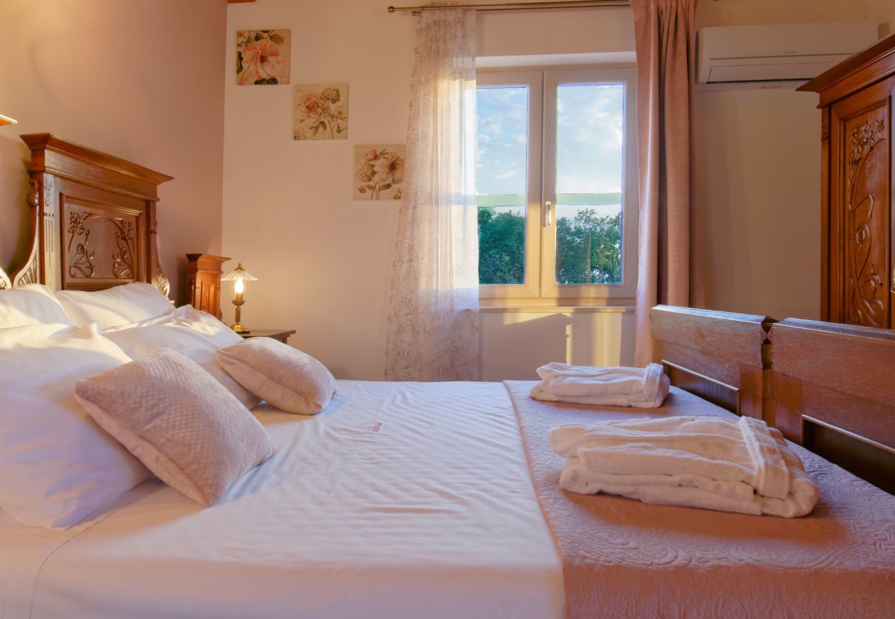 Villa a Srebrnići - Villa Stella Polaris for 8 persons in Central Istria with private pool, sea view, large garden & kids playground