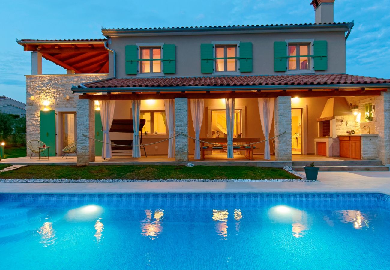 Villa a Srebrnići - Villa Stella Polaris for 8 persons in Central Istria with private pool, sea view, large garden & kids playground