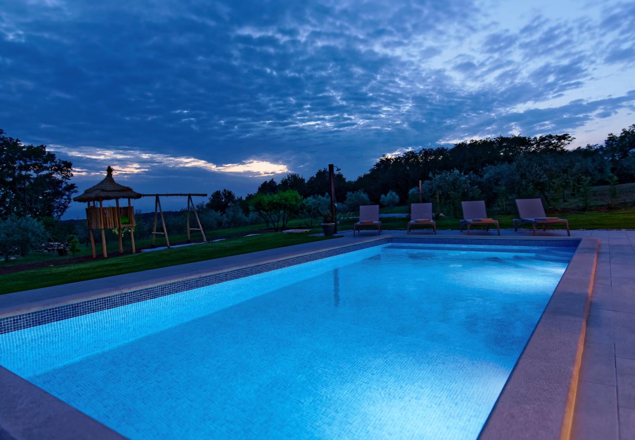 Villa a Srebrnići - Villa Stella Polaris for 8 persons in Central Istria with private pool, sea view, large garden & kids playground