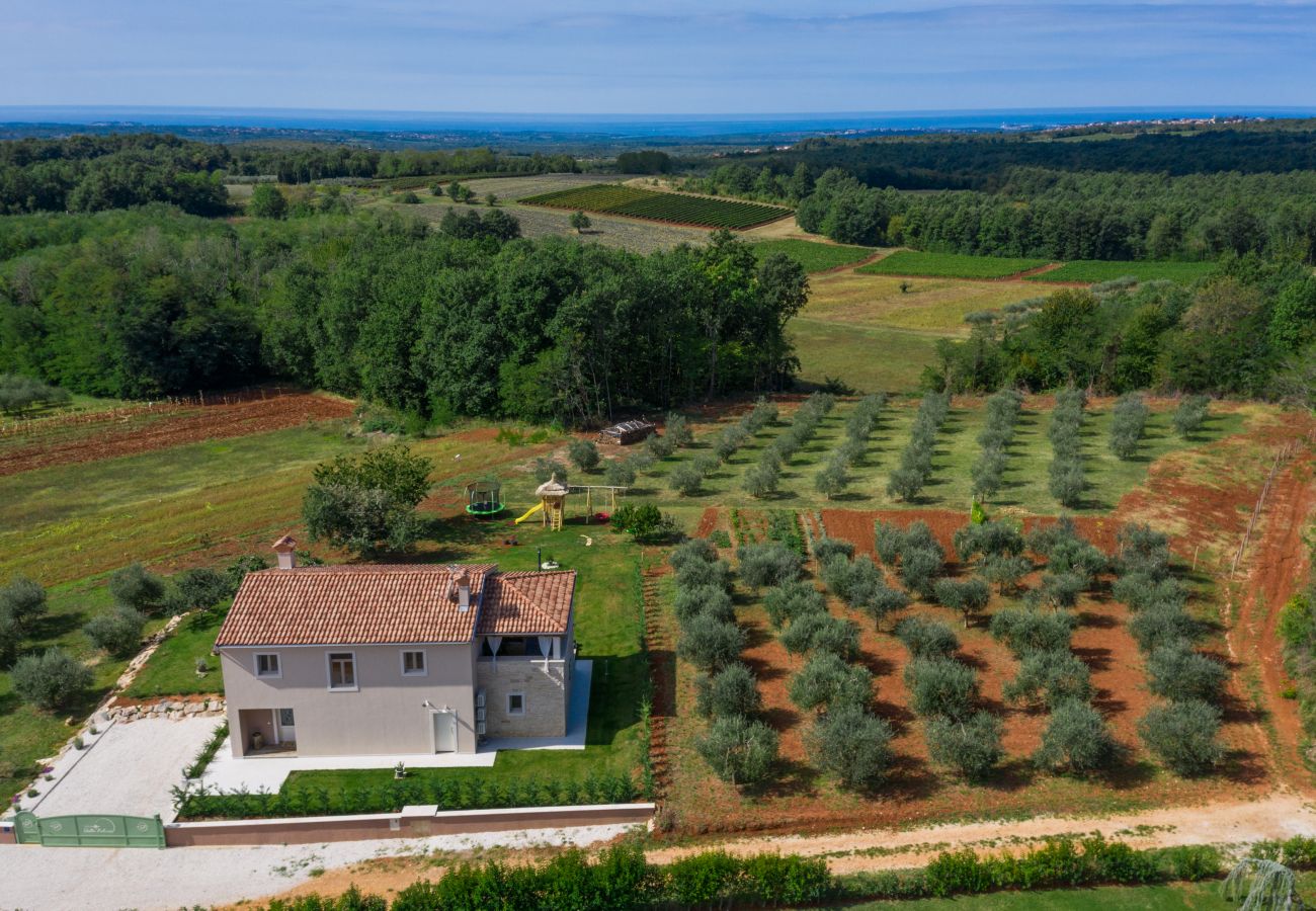 Villa a Srebrnići - Villa Stella Polaris for 8 persons in Central Istria with private pool, sea view, large garden & kids playground