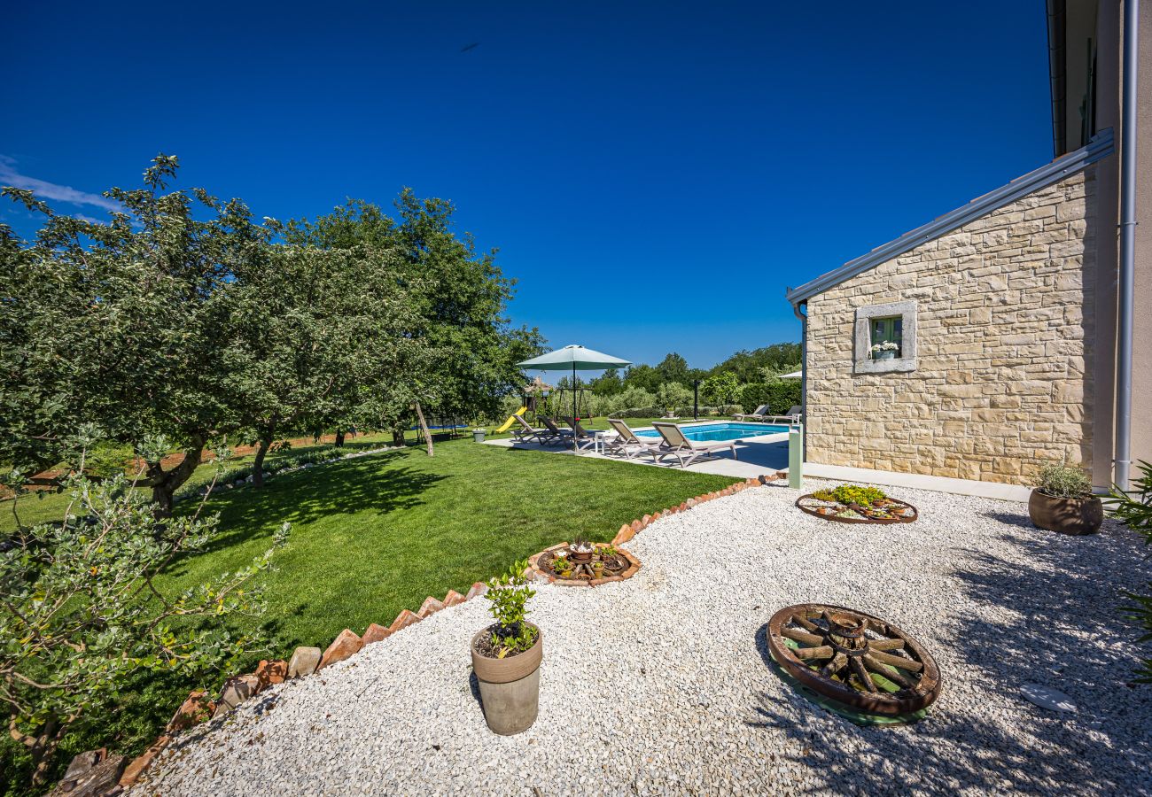 Villa a Srebrnići - Villa Stella Polaris for 8 persons in Central Istria with private pool, sea view, large garden & kids playground