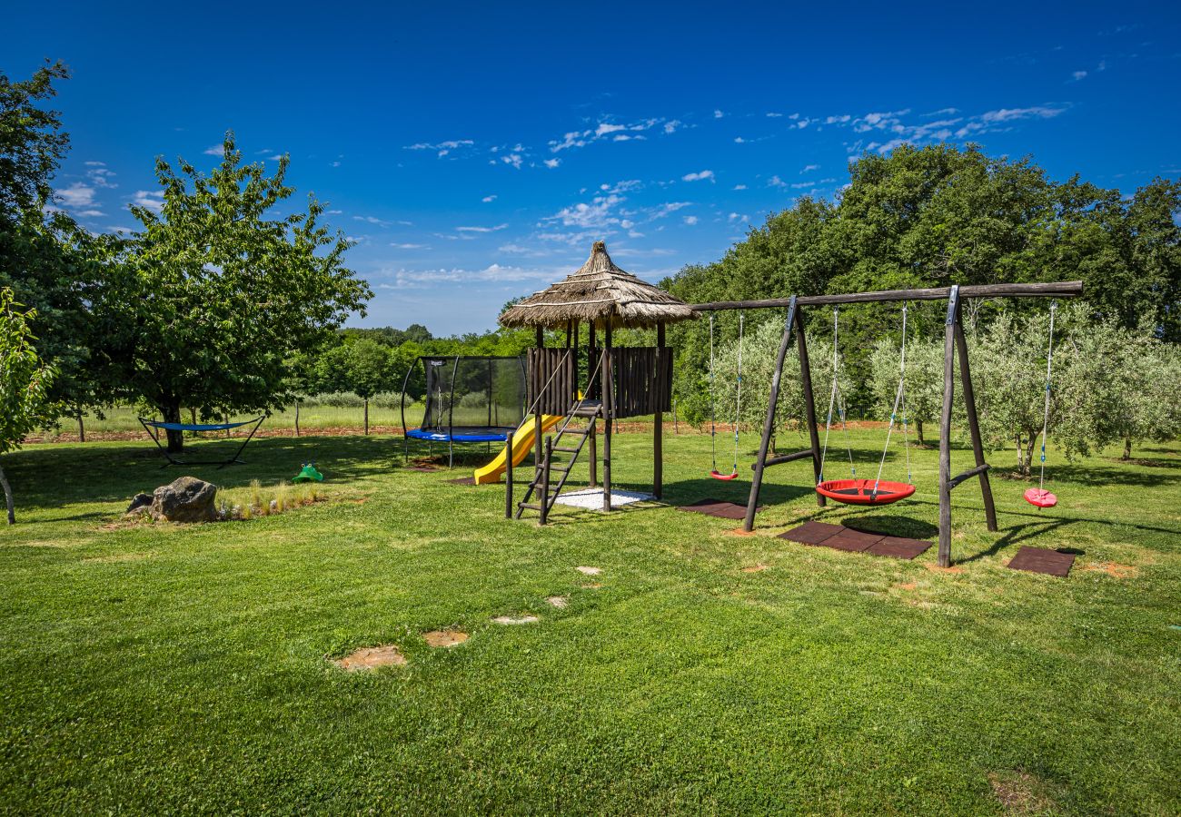 Villa a Srebrnići - Villa Stella Polaris for 8 persons in Central Istria with private pool, sea view, large garden & kids playground