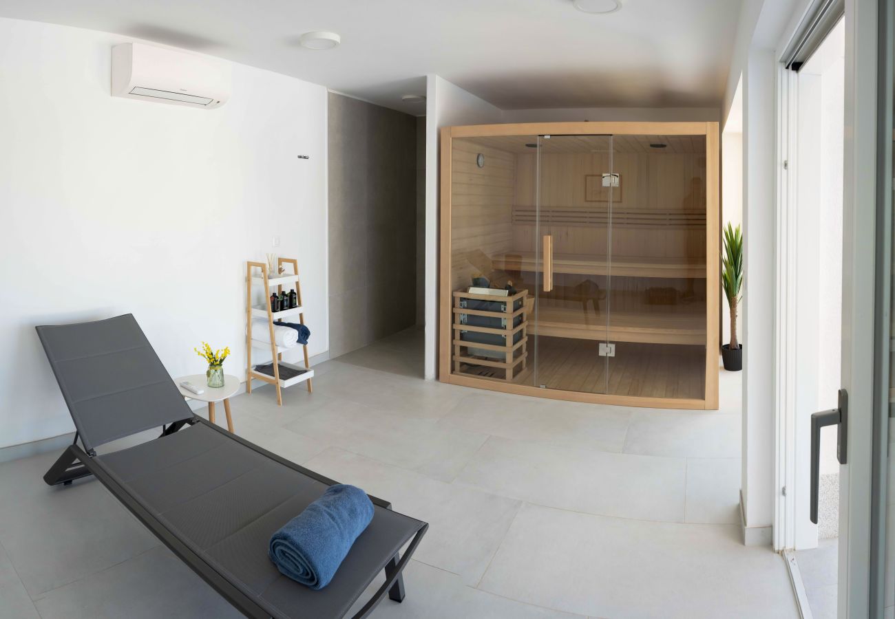 Villa a Rapavel - Villa Blue Moon for 9 persons near Poreč with 42 m2 heated pool, wellness, kids playground & sea view