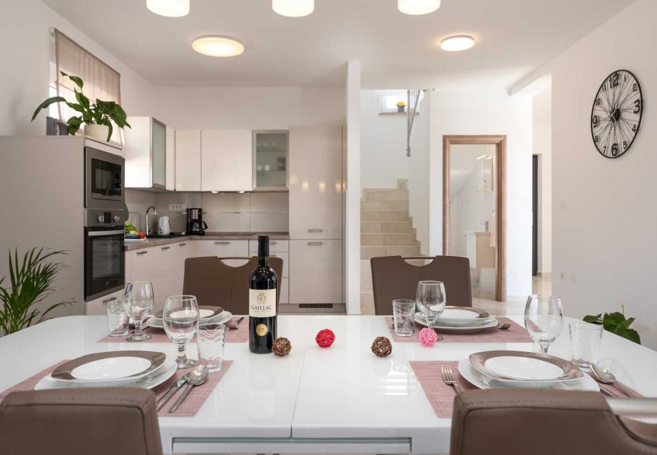 Villa a Divšici - Villa Karla near Pula for 8 persons with private pool, kids playground & pet friendly