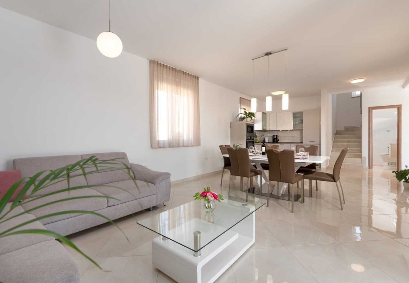 Villa a Divšici - Villa Karla near Pula for 8 persons with private pool, kids playground & pet friendly